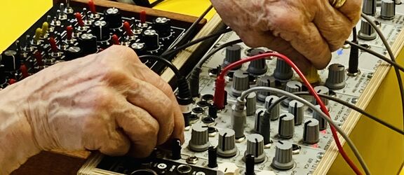 Senior:innen im Tageszentrum Winarskystraße probieren sich an den Synthesizern aus.