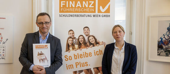 Bernhard Sell und Gudrun Steinmann von der Schuldnerberatung Wien