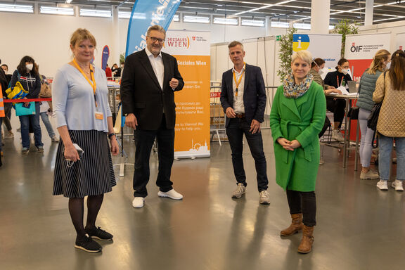 Beim Besuch im Beratungszentrum im ACV: Martina Minichmayr (FSW), Stadtrat Peter Hacker, Roland Haller (FSW), Susanne Winkler (FSW; v.l.n.r.)