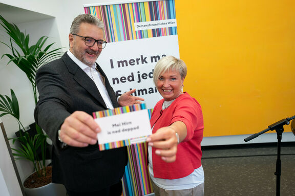 Stadtrat Peter Hacker und Senior:innenbeauftragte Sabine Hofer-Gruber präsentierten die Demenzstrategie.