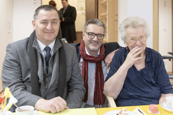 Bezirksvorsteher Hannes Derfler und Sozialstadtrat Peter Hacker mit einer Kundin im Tageszentrum Winarskystraße