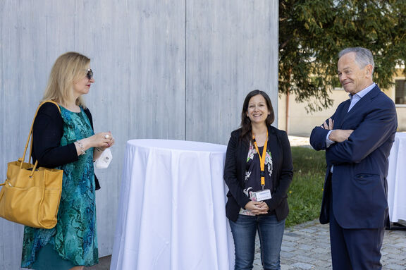 FSW-Geschäftsführerin Anita Bauer, Bianca Steinhauer-Kreuzbichler von der Schuldnerberatung und der Initiator der „Zweite Sparkasse“, Andreas Treichl (v.l.n.r.).