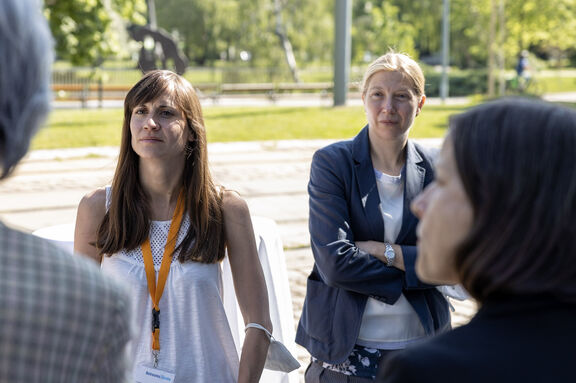 Das Team der Schuldnerberatung Wien im Gespräch mit Gästen bei der Einweihung des Standortes für das Betreute Konto.