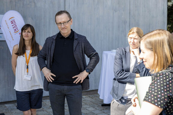 Melanie Hanisch, Bernhard Sell und Gudrun Steinmann von der Schuldnerberatung Wien mit FSW-Pressesprecherin Katharina Ebhart-Kubicek (v.l.n.r.)