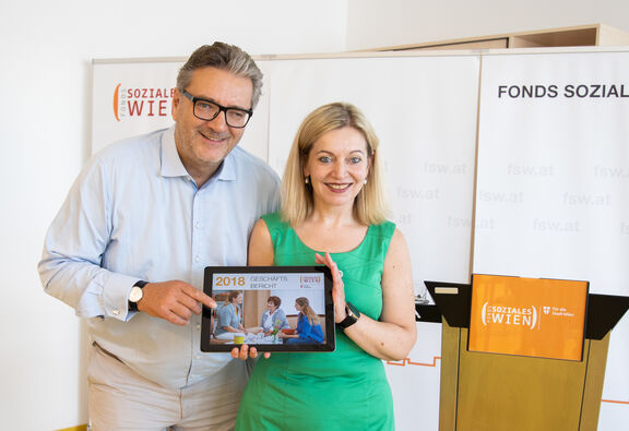 FSW-Geschäftsführerin Anita Bauer und Sozialstadtrat Peter Hacker präsentieren den Geschäftsbericht 2018