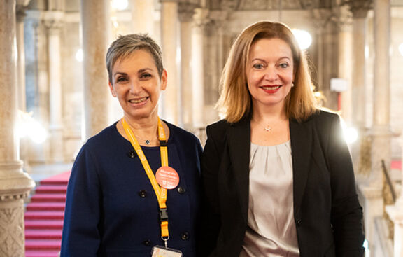 Susanne Herbek und Anita Bauer beim ExpertInnenforum 2019 &quot;Wohnen im Alter&quot;