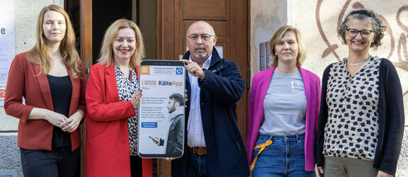 Auftakt zum Winterpaket 22/23: FSW-Geschäftsführerin Anita Bauer (2.v.l.) mit BV-Stv Alice Seidl (l.), BV Peter Jagsch, der Leiterin des Winterpakets bei Obdach Wien Barbara Trsek und Obdach Wien-Geschäftsführerin Monika Wintersberger-Montorio Auftakt zum Winterpaket 22/23: FSW-Geschäftsführerin Anita Bauer (2.v.l.) mit BV-Stv Alice Seidl (l.), BV Peter Jagsch, der Leiterin des Winterpakets bei Obdach Wien Barbara Trsek und Obdach Wien-Geschäftsführerin Monika Wintersberger-Montorio