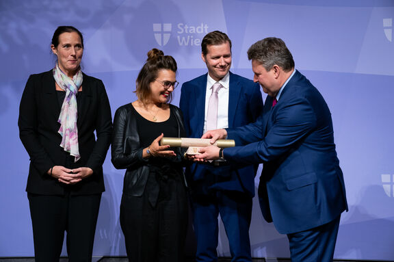 Bürgermeister Michael Ludwig überreicht den Preis an das Team der Wiener Pflege und Betreuungsdienste des Fonds Soziales Wien
