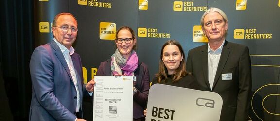 Katherina Konejung und Sabrina Eiter nahmen Zertifikat und Siegel bei der offiziellen Verleihung im Lorely-Saal in Wien entgegen. | Best Recruiters Katherina Konejung und Sabrina Eiter nahmen Zertifikat und Siegel bei der offiziellen Verleihung im Lorely-Saal in Wien entgegen.