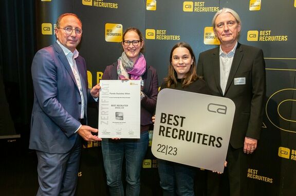 Katherina Konejung und Sabrina Eiter nahmen Zertifikat und Siegel bei der offiziellen Verleihung im Lorely-Saal in Wien entgegen.