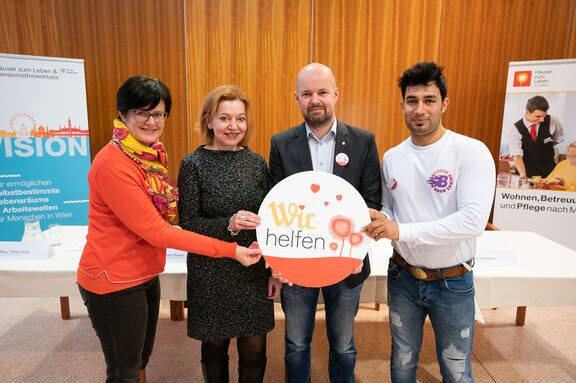 Anita Bauer, Geschäftsführerin des FSW, Petra Draxl, Geschäftsführerin des AMS Wien und Robert Guschelbauer, Geschäftsleitung Gastronomisches Management des KWP eröffneten das Projekt gemeinsam mit den TeilnehmerInnen. | PID/Bohmann Anita Bauer, Geschäftsführerin des FSW, Petra Draxl, Geschäftsführerin des AMS Wien und Robert Guschelbauer, Geschäftsleitung Gastronomisches Management des KWP eröffneten das Projekt gemeinsam mit den TeilnehmerInnen.