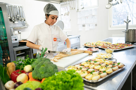 Die neue Ausbildungsintegration soll unter anderem auch dem Fachkräftemängel entgegen wirken, der in der Gastronomie herrscht. | PID/Bohmann Die neue Ausbildungsintegration soll unter anderem auch dem Fachkräftemängel entgegen wirken, der in der Gastronomie herrscht.