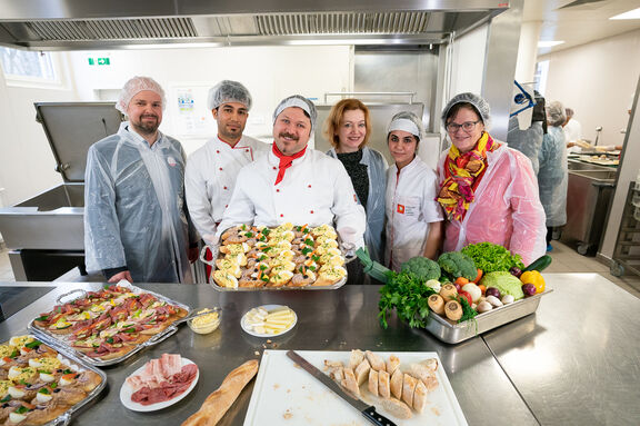 Anita Bauer, Petra Draxl, und Robert Guschelbauer zu Besuch in der Großküche des KWP.