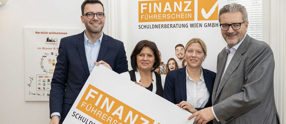 Das Pilotprojekt wurde von Stadtrat Peter Hacker, Bildungsdirektor Heinrich Himmer, Renate Anderl, Präsidentin AK Wien, und Gudrun Steinmann, Leiterin der Finanzbildung in der Schuldnerberatung Wien, präsentiert. | FSW Das Pilotprojekt wurde von Stadtrat Peter Hacker, Bildungsdirektor Heinrich Himmer, Renate Anderl, Präsidentin AK Wien, und Gudrun Steinmann, Leiterin der Finanzbildung in der Schuldnerberatung Wien, präsentiert.