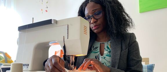 Heimhelferin Paligwende Sawadogo versorgt KollegInnen mit selbstgenähtem Mund-Nasen-Schutz. | FSW Heimhelferin Paligwende Sawadogo versorgt KollegInnen mit selbstgenähtem Mund-Nasen-Schutz.