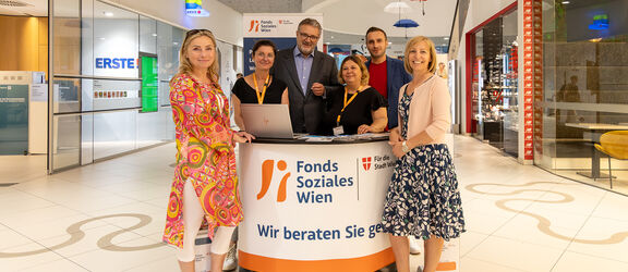 Mitarbeitende und die Leitung des FSW-Kund:innenservice mit Sozialstadtrat Peter Hacker am FSW-Beratungsstand. | FSW Mitarbeitende und die Leitung des FSW-Kund:innenservice mit Sozialstadtrat Peter Hacker am FSW-Beratungsstand.