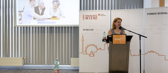FSW-Geschäftsführerin Anita Bauer bei der Präsentation des Geschäftsberichts