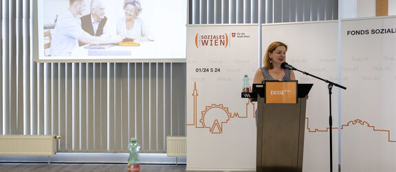 FSW-Geschäftsführerin Anita Bauer bei der Präsentation des Geschäftsberichts | FSW FSW-Geschäftsführerin Anita Bauer bei der Präsentation des Geschäftsberichts