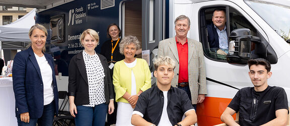 Gruppenfoto beim Demenzbus-Auftakt