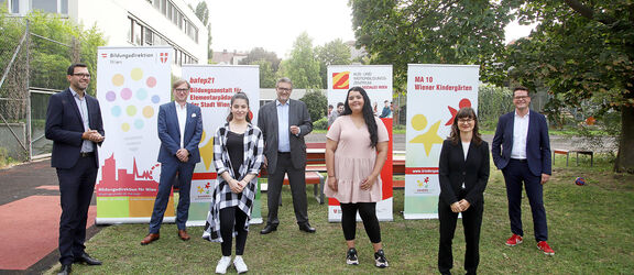 Gesundheitsstadtrat Peter Hacker, Bildungsstadtrat Jürgen Czernohorszky, der stellvertretende FSW-Geschäftsführer Christian Hennefeind und Bildungsdirektor Heinrich Himmer haben die Premieren-Klasse besucht.​​