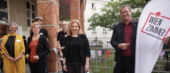 Das WienZimmer wurde von FSW-Geschäftsführerin Anita Bauer (m.), Gemeinderätin Ursula Berner (2.v.l.), Bezirksvorsteher Georg Papai und Birgit Kohlwegger, Projektleiterin des WienZimmers (l.), eröffnet.