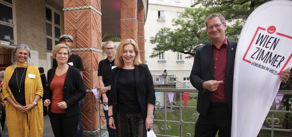 Das WienZimmer wurde von FSW-Geschäftsführerin Anita Bauer (m.), Gemeinderätin Ursula Berner (2.v.l.), Bezirksvorsteher Georg Papai und Birgit Kohlwegger, Projektleiterin des WienZimmers (l.), eröffnet.