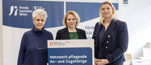 Susanne Winkler, Geschäftsführerin des FSW, Projektleiterin Astrid Pfeffer und Birgit Meinhard-Schiebel, Präsidentin der Interessensgemeinschaft pflegender Angehöriger, bei der Präsentation des neuen Angebots