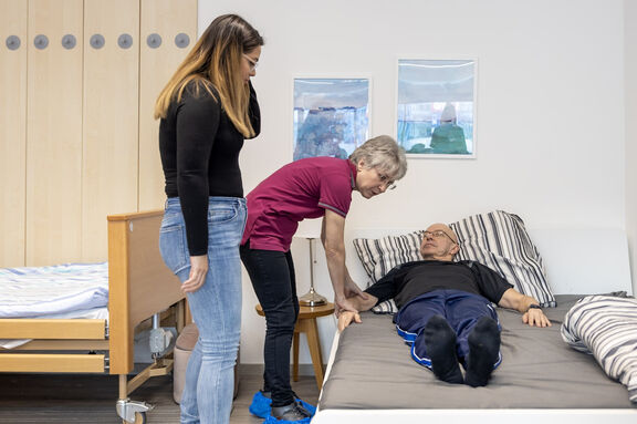 Die diplomierte Gesundheits- und Krankenpflegerin erklärt, wie die Angehörige rückenschonend ihrem Großvater aus dem Bett helfen kann. | FSW Die diplomierte Gesundheits- und Krankenpflegerin erklärt, wie die Angehörige rückenschonend ihrem Großvater aus dem Bett helfen kann.