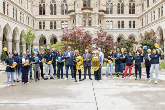 Zu dem besonderen Jubiläum gratulieren Bürgermeister Michael Ludwig und Sozialstadtrat Peter Hacker im Wiener Rathaus den FSW-Geschäftsführer:innen Anita Bauer, Susanne Winkler, Michael Rosenberg und den Mitarbeitenden des FSW.
