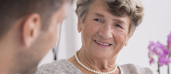 Pflegegeld Gr | istockphoto.com/KatarzynaBialasiewicz Pflegegeld Gr