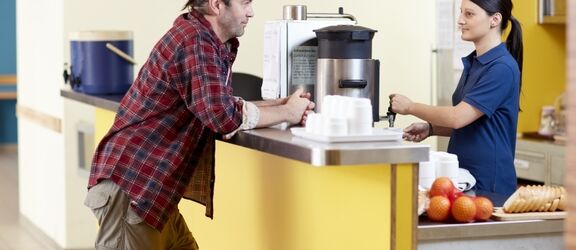Wohungsloser Mann im Tageszentrum | FSW / Ian Ehm Wohungsloser Mann im Tageszentrum