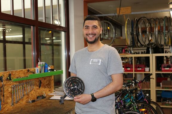 Anmar zeigt eine neue Kreation in der Werkstatt der Bike Kitchen Favorita