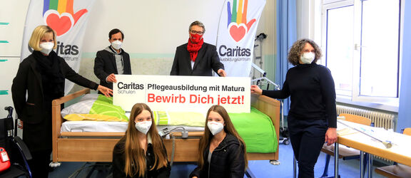 V.l.n.r.: Vera Em (Geschäftsführerin AWZ Soziales Wien), Klaus Schwertner (Geschäftsführender Caritasdirektor), Stadtrat Peter Hacker und Christine Pomikal (Schuldirektorin Caritas Ausbildungszentrum Seegasse) am zweiten Standort für Pflege mit Matura.​