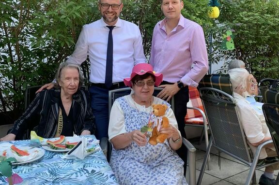 Hartwig Müller (r.), Bereichleiter der FSW-Tageszentren und Christian Ehm (l.), Leiter des Tageszentrum Favoriten, feierten gemeinsam mit den KundInnen ein ausgelassenes Sommerfest.