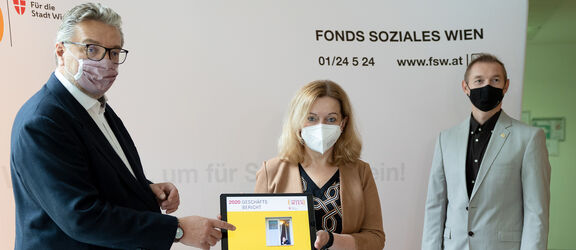 Sozialstadtrat Peter Hacker, FSW-Geschäftsführerin Anita Bauer und Michael Rosenberg, stellvertretender Geschäftsführer, bei der Pressekonferenz zum FSW-Geschäftsbericht 2020​.