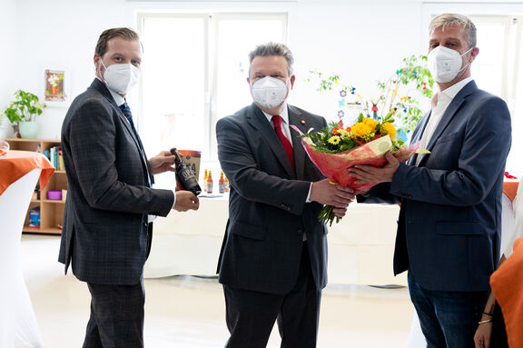 Bürgermeister Michael Ludwig (m.) mit dem Geschäftsführer der FSW-Tageszentren, Robert Frühmann (r.), und Hartwig Müller, Bereichsleiter der FSW-Tageszentren (l.)