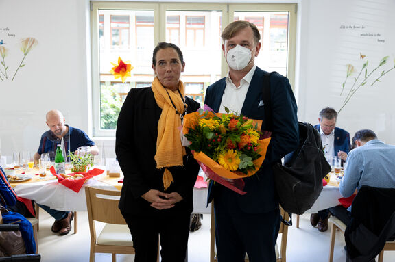 Bianca Groß, Geschäftsführerin der FSW-Tageszentren, mit Christian Hennefeind, Geschäftsführer des Kuratorium Wiener Pensionisten-Wohnhäuser.