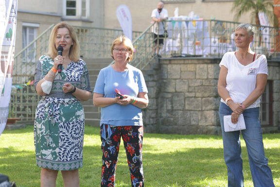 Geschäftsführerin Anita Bauer (l.) und WienZimmer-Projektleiterin Birgit Kohlwegger (r.) eröffneten das Grätzelfest.