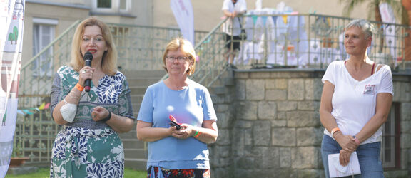 Geschäftsführerin Anita Bauer (l.) und WienZimmer-Projektleiterin Birgit Kohlwegger (r.) eröffneten das Grätzelfest.