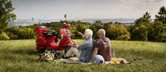 Monat der SeniorInnen 2021: Seniorin und Senior beim Picknick auf dem Kahlenberg.