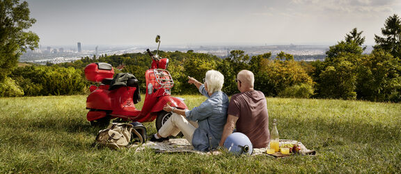 Monat der SeniorInnen 2021: Seniorin und Senior beim Picknick auf dem Kahlenberg. | Stadt Wien Monat der SeniorInnen 2021: Seniorin und Senior beim Picknick auf dem Kahlenberg.
