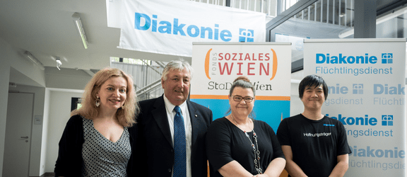 FSW-Geschäftsführerin Anita Bauer mit Bezirksvorsteher Paul Stadler, der Geschäftsführerin des Diakonie Flüchtlingsdienstes Alexandra Gröller und Hausleiter Huy-Hao Phan. | FSW/Kunath FSW-Geschäftsführerin Anita Bauer mit Bezirksvorsteher Paul Stadler, der Geschäftsführerin des Diakonie Flüchtlingsdienstes Alexandra Gröller und Hausleiter Huy-Hao Phan.