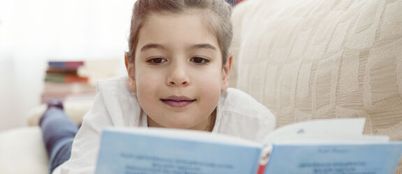 Mädchen beim Lesen | iStock©fotosipsak Mädchen beim Lesen