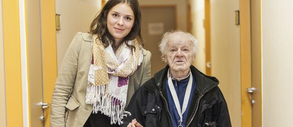 Setzen Sie sich im Freiwilligen Sozialjahr für ältere oder wohnungslose Menschen ein.