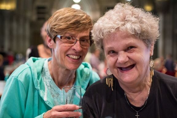 Eine ältere und Frau und ihre Betreuerin lachen herzlich. | www.mediengarten.eu Eine ältere und Frau und ihre Betreuerin lachen herzlich.