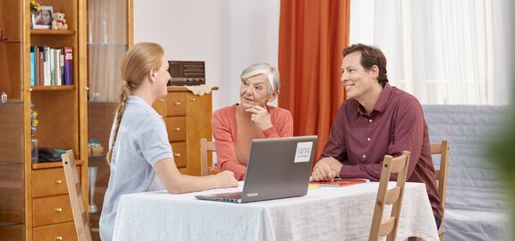 MitarbeiterInnen des FSW-KundInnenservice beraten KundInnen und Angehörige zu Hause.