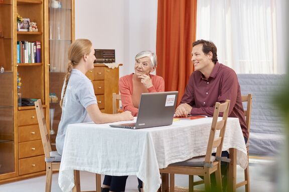 MitarbeiterInnen des FSW-KundInnenservice beraten KundInnen und Angehörige zu Hause. | ©FSW/Ian Ehm MitarbeiterInnen des FSW-KundInnenservice beraten KundInnen und Angehörige zu Hause.