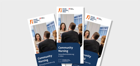 mehrere Broschüren zum Thema Community Nursing liegen nebeneinander