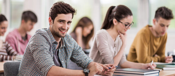 AWZ-Bildungsprogramm Sujet | iStock/Peopleimages, skynesher AWZ-Bildungsprogramm Sujet