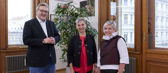 Peter Hacker mit Susanne Herben (m.) und Sabine Hofer-Gruber. | PID/Markus Wache Peter Hacker mit Susanne Herben (m.) und Sabine Hofer-Gruber.